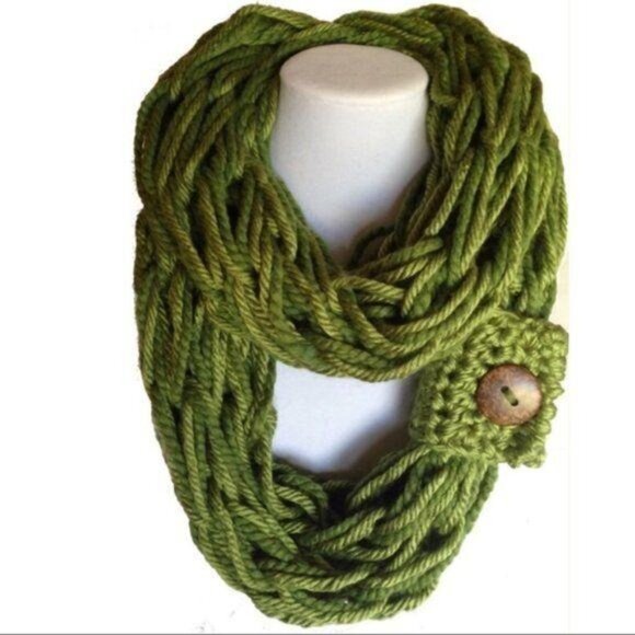 MunandMe Green Chunky Knit Infinity Scarf With Coconut Button Cuff One Size - Picture 1 of 2